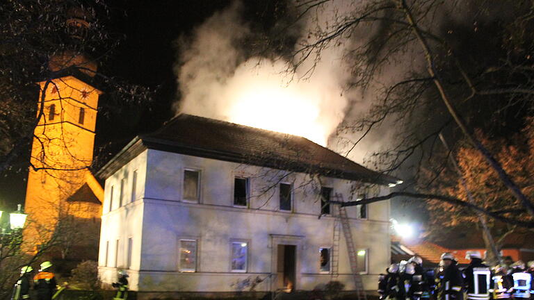 Großeinsatz der Feuerwehr am frühen Mittwoch in Stockheim: Das Pfarrhaus am Tanzberg, mitten im Ort, stand in Flammen.