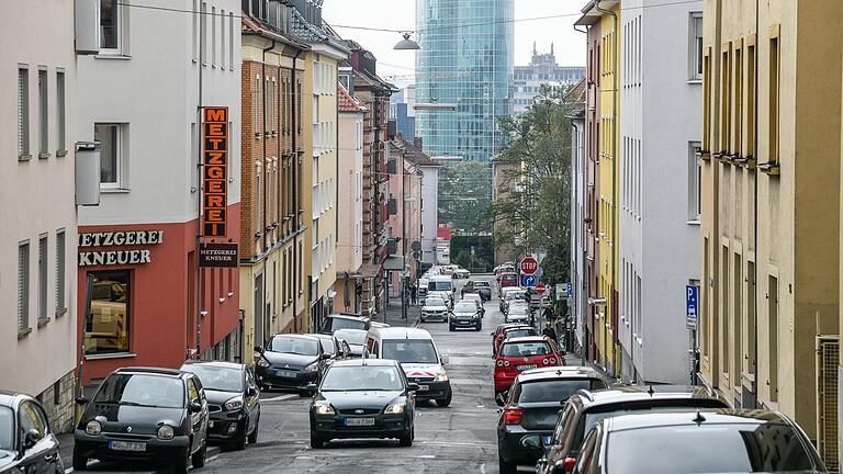 In Grombühl soll ein neues Einbahnstraßenkonzept eingeführt werden. Hier sieht man die Situation in der Wagnerstraße - im Hintergrund der Hotelturm. In Grombühl soll ein neues Einbahnstraßenkonzept eingeführt werden. Hier sieht man die Situation in der Wagnerstraße - im Hintergrund der Hotelturm.