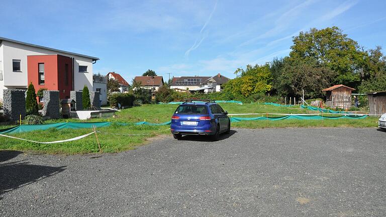 Der Parkplatzbau in der Lendershäuser Straße in Hofheim verzögert sich, weil Giftstoffe im Boden gefunden wurden. Der Parkplatzbau in der Lendershäuser Straße in Hofheim verzögert sich, weil Giftstoffe im Boden gefunden wurden.
