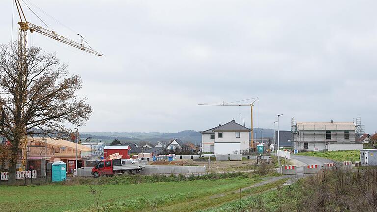 Noch wird kräftig gebaut, aber der Boom der vergangenen Jahre erlahmt. Häuslebauer agieren zurückhaltender, bei Baufirmen geht das Geschäft deutlich zurück