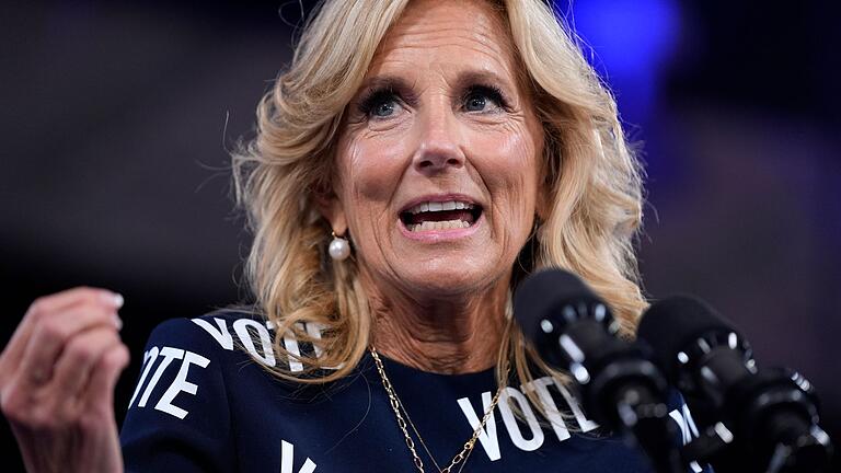 Wahlkampf in den USA - Biden       -  Jill Biden im auffälligen Kleid mit&bdquo;Vote&rdquo;-Aufschrift - auf Deutsch sinngemäß: &bdquo;Geh wählen.&rdquo; (Archivbild)