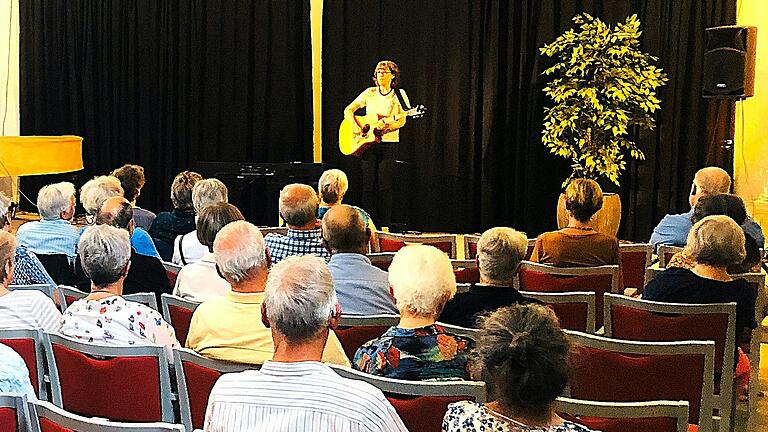 Das Foto zeigt die Liedermacherin Stefanie Graf beim Konzert.