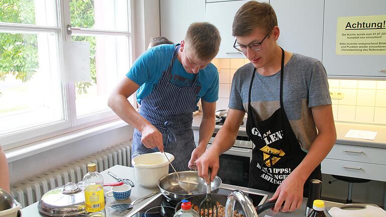 Beim Amt für Ernährung, Landwirtschaft und Forsten in Karlstadt wurde über Gesunde Ernährung aufgeklärt und selbst gekocht.