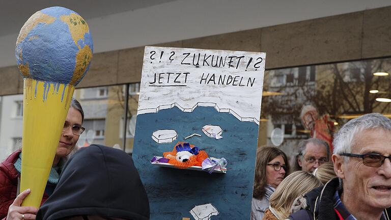 Bei der jüngsten 'Fridays for Future'-Demonstration in Schweinfurt forderten die Teilnehmer unter anderem, Schweinfurt solle den Klimanotstand ausrufen.