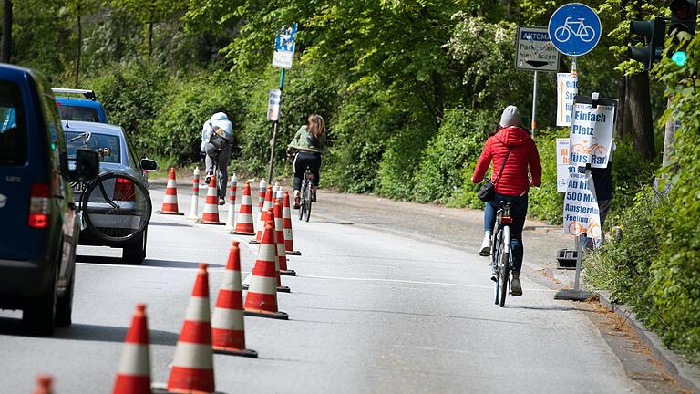 Eine Spur für Radfahrer, eine für Autofahrer. So funktionieren Pop-Up-Radwege – wie hier in Hamburg – in der Corona-Krise.&nbsp;