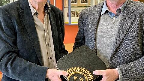 Eine Dose, die es in sich hatte: Rektor Reinhold Hofmann konnte das beim Spendenlauf gesammelte Geld für die Unterstützung der Schule St. Luise in Maguu, Tansania, an den Projektverantwortlichen Winfried Güntner (links) übergeben.