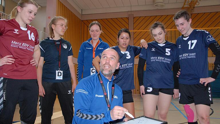 Trainer Radovan Suchy befindet sich mit den Handballerinnen der HSG Volkach (von links: Katharina Knoppe, Anika Menz, Lena Reiher, Alexandra Liebenstein, Valentina Langer und Anna Schlachter) auf einem guten Weg zur Meisterschaft in der Bezirksoberliga. Nach dieser Saison ist aber Schluss für ihn.