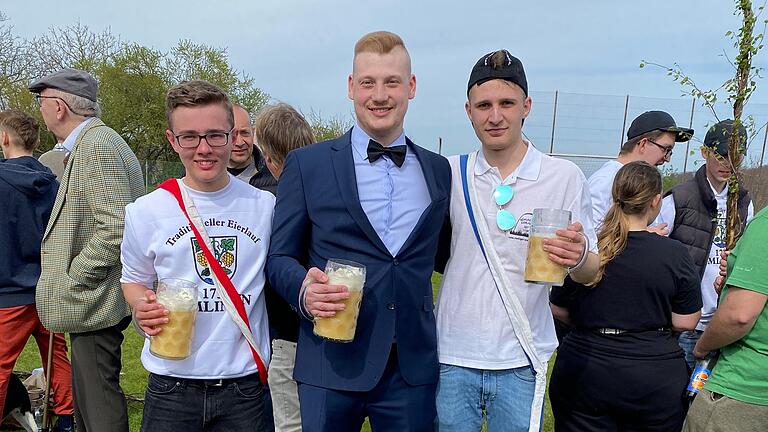 Zur Feier des Tages gibt's die Eier-Maß: ein Liter Bier verquirlt mit vier rohen Eiern. Damit stießen an Sammler Lukas Winzenhöler, 'Bürgermeister'&nbsp;&nbsp;Luca Philipp und Läufer Samuel Wehr.