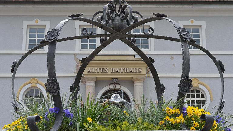 Sanierungsbedarf gibt es auch im Altes Rathaus in Bad Brückenau. Vor einiger Zeit wurde dort im Keller Schimmel festgestellt und das Dach ist marode.