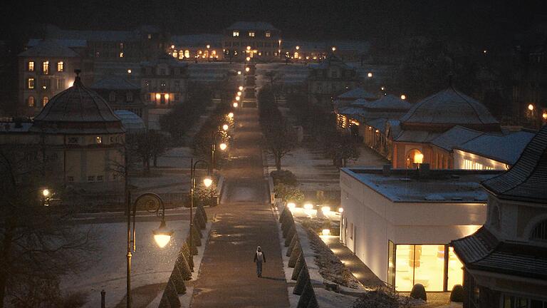 Die Kombination aus Schnee und Illumination besticht derzeit im Staatsbad Brückenau. - Die Kombination aus Schnee und Illumination besticht derzeit im Staatsbad Brückenau. Die Kombination aus Schnee und Illumination besticht derzeit im Staatsbad Brückenau. - Die Kombination aus Schnee und Illumination besticht derzeit im Staatsbad Brückenau.