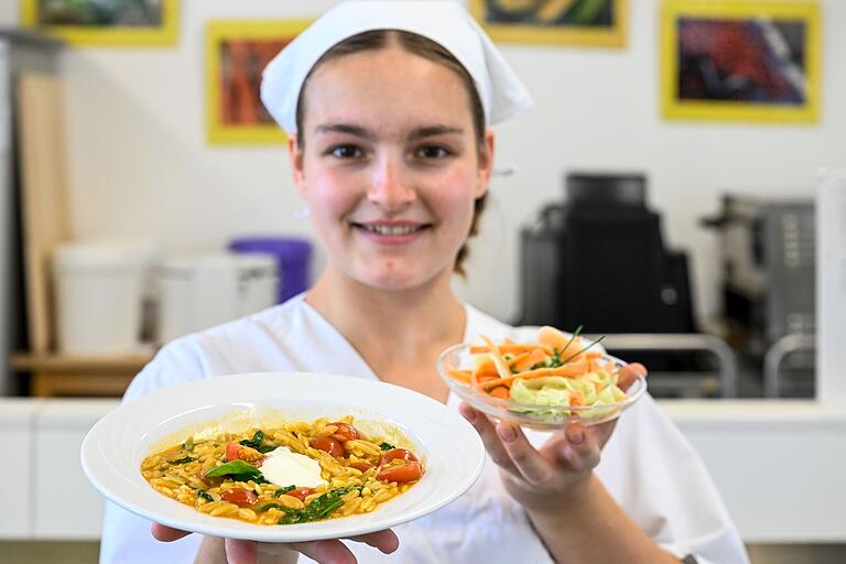 Berufsschülerin Vivien Leutner mit einer Spinat-Tomaten-Orzo-Pfanne und Karotten-Gurken-Salat. Berufsschülerin Vivien Leutner mit einer Spinat-Tomaten-Orzo-Pfanne und Karotten-Gurken-Salat.