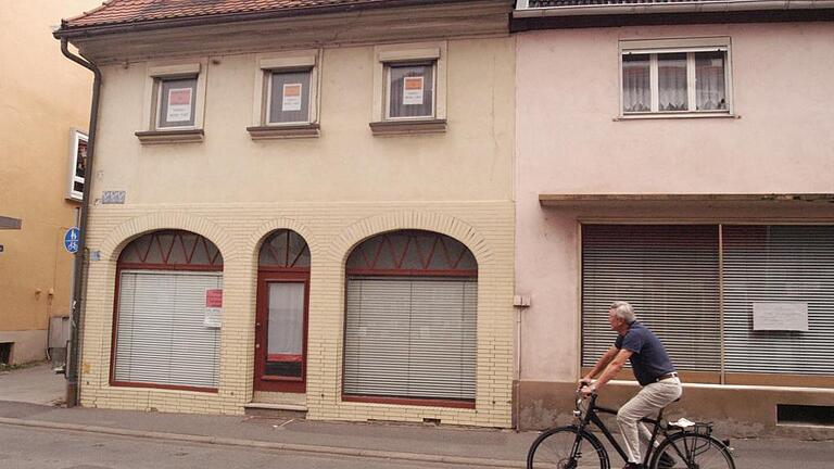 Leerstand in der Innenstadt: Gleich zwei benachbarte Gebäude in der Hindenburgstraße stehen zum Verkauf.