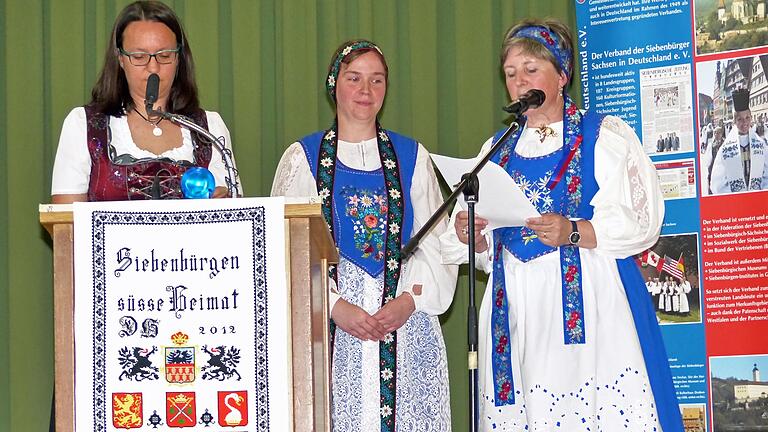 Ein Gedicht, zwei Sprachen, drei Dialekte: Ulrike Schuster, Adelheid Hadesch und Annemarie Weber, die Vorsitzende der Kreisgruppe Schweinfurt-Gochsheim, zitierten bei der Jubilarfeier der Siebenbürger Sachsen, gemeinsam  Dichter-Poesie.