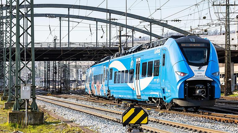 Seit Mitte Dezember 2022 rollen die blauen Züge von Go-Ahead auch unter der Grombühlbrücke in Würzburg entlang - doch hatte das Unternehmen mit massiven Ausfällen zu kämpfen.&nbsp;