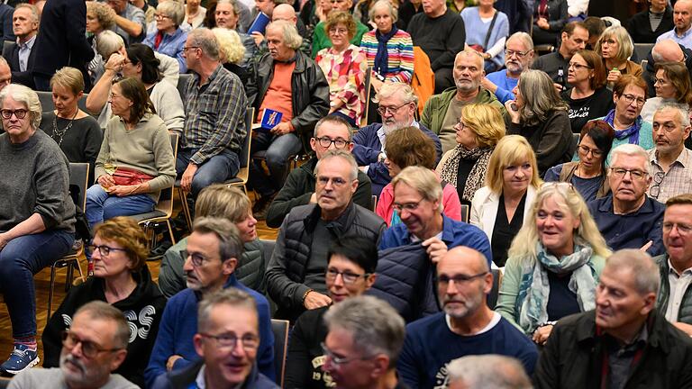 Blick ins Publikum vor dem Auftritt von Wolfgang Niedecken in Veitshöchheim. Blick ins Publikum vor dem Auftritt von Wolfgang Niedecken in Veitshöchheim.