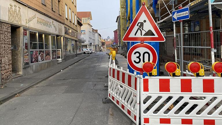 Im September 2021 wurde die Kitzinger Straße Am Stadtgraben wegen des Storg-Umbaus gesperrt. Jetzt ist sie&nbsp; wieder für den Verkehr geöffnet – als Einbahnstraße stadteinwärts.
