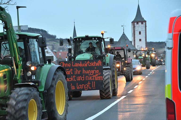 Auf der Mainbrücke Karlstadt war kurzzeitig kein Durchkommen in der Gegenrichtung. Auf der Mainbrücke Karlstadt war kurzzeitig kein Durchkommen in der Gegenrichtung.