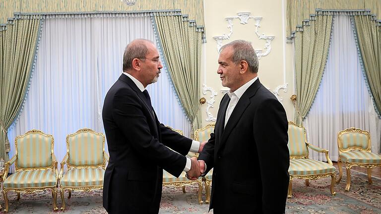 Nahostkonflikt - Jordanischer Außenminister im Iran - Irans Präsident Peseschkian empfängt den jordanischen Außenminister Al-Safadi. (Archivbild) Nahostkonflikt - Jordanischer Außenminister im Iran - Irans Präsident Peseschkian empfängt den jordanischen Außenminister Al-Safadi. (Archivbild)
