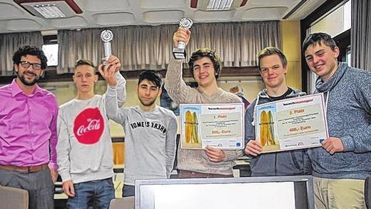 Doppelsieg: Bei dem bayernweiten Wettbewerb für Mittelschüler &bdquo;Beach-Manager&ldquo; erreichten die beiden Karlstadter Teams den ersten und den zweiten Platz. Im Bild (von links): Mathias Rudolph, Daniel Zeitz, Mert Atasoy, Veit Reußner, Mirko Knorr und Maximilian Kübert.