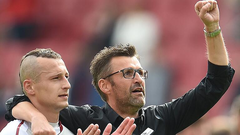 FC Ingolstadt 04 - 1. FC Nürnberg       -  Dank an die Fans: Club-Trainer Michael Köllner (rechts)  mit Joker Adam Zrelak, der mit seinem ersten Pflichtspieltor für Nürnberg eine Niederlage in Ingolstadt verhinderte.