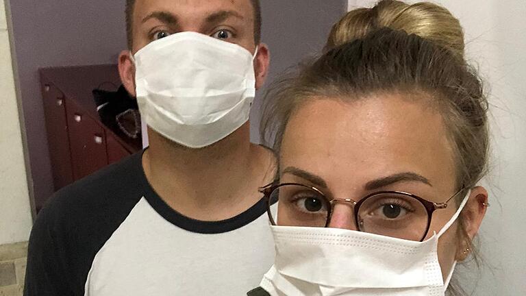 Jannik Schmitt und Natalie Schneider sitzen derzeit in Panama City in Panama fest, da sie aufgrund der Coronakrise nicht aus dem Land ausreisen dürfen. Von ihrer Vermieterin wurden sie gebeten, Mundschutz zu tragen. Jannik Schmitt und Natalie Schneider sitzen derzeit in Panama City in Panama fest, da sie aufgrund der Coronakrise nicht aus dem Land ausreisen dürfen. Von ihrer Vermieterin wurden sie gebeten, Mundschutz zu tragen.