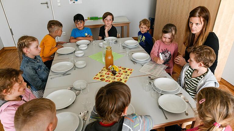 Startschuss für die Tage der Kitaverpflegung in Gaukönigshofen: Die Erzieherin und Verpflegungsbeauftragte Karin Neser erklärt den Kindern das Projekt.