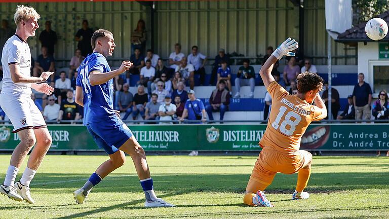 Wie es der Würzburger FV im Bayernliga-Heimspiel gegen den FC Ingolstadt II auch versuchte, der Ball ging nicht ins Tor. In dieser Szene scheitert Julian Wild (Mitte), nachdem er sich gegen den Verteidiger durchgesetzt hatte und der Torhüter dem Ball bereits hinterherschauen muss, am Pfosten.