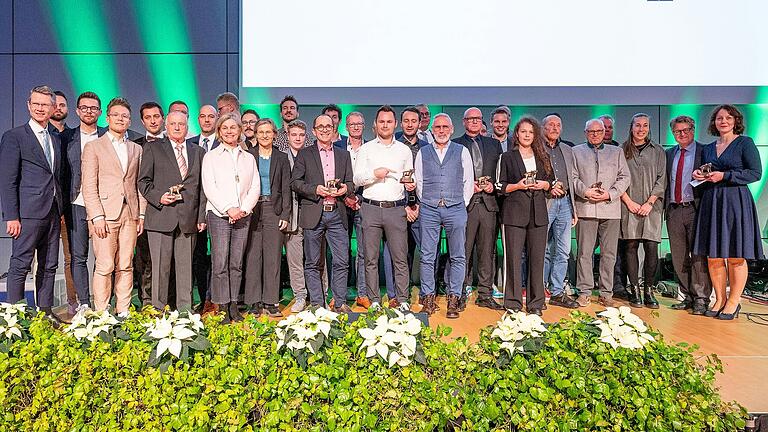 Gruppenbild mit Felix-Gewinnerinnen und Gewinnern - darunter auch Helena Rotiahai (TG48, Karate), die Sportlerin des Jahres (Siebte von rechts). Gruppenbild mit Felix-Gewinnerinnen und Gewinnern - darunter auch Helena Rotiahai (TG48, Karate), die Sportlerin des Jahres (Siebte von rechts).
