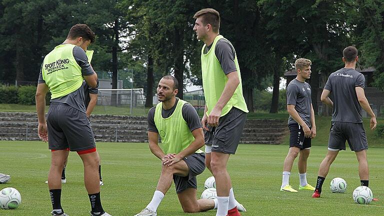 Trainingsauftakt bei Fußball-Regionalligist FC 05 Schweinfurt: Am Montag startete die Vorbereitung für die neue Regionalliga-Saison (im Bild v.l. Noah Schorn, Adam Jabiri und Kevin Fery), die am Wochenende 14./15. Juli offiziell beginnt. Am Samstag ist das erste Testspiel in Fuchsstadt (16 Uhr).