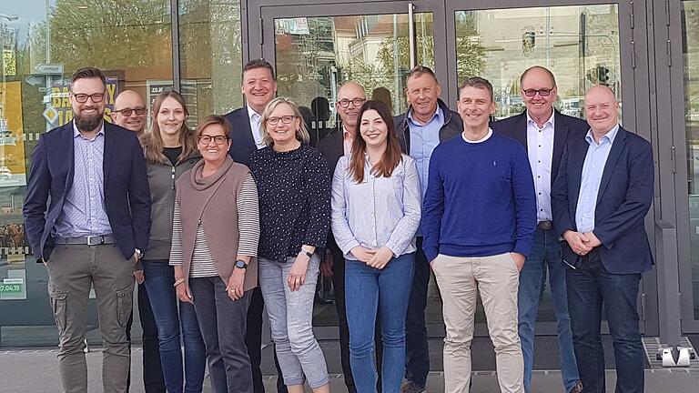 Strategieworkshop zum Thema 'Der Einzelhandel in der Stadt der Zukunft“ mit (von links) Bernd Titius (Geschäftsführer Pecht GmbH), Ulrich Leber (Geschäftsführer Stadtwerke Bad Neustadt), Teresa Raab (RADhaus Raab), Christel Lux (Stadtmarketing NES e. V.), Marko Söllner (elaboratum), Marion Kaminski (Stadtrat Bad Neustadt), Prof. Dr. Klaus Gutknecht (elaboratum), Franziska Haupt (Tourismus und Stadtmarketing Bad Neustadt GmbH), Manfred Griebel (Stadtmarketing NES e. V.), Christian Stumpf (hatchbox gmbh), Klaus Bollwein (Geschäftsführer Stadtmarketing PRO Bad Kissingen e. V.) und Michael Feiler (Geschäftsführer Tourismus und Stadtmarketing Bad Neustadt GmbH)