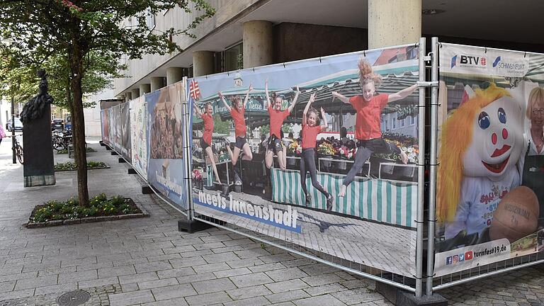 Alles ist vorbereitet. Nicht nur am Rathaus machen zahlreiche Stellwände auf das Ereignis des Jahres aufmerksam. 11 000 junge Sportler kommen zum Landesturnfest nach Schweinfurt, rund 25 000 Gäste werden erwartet.