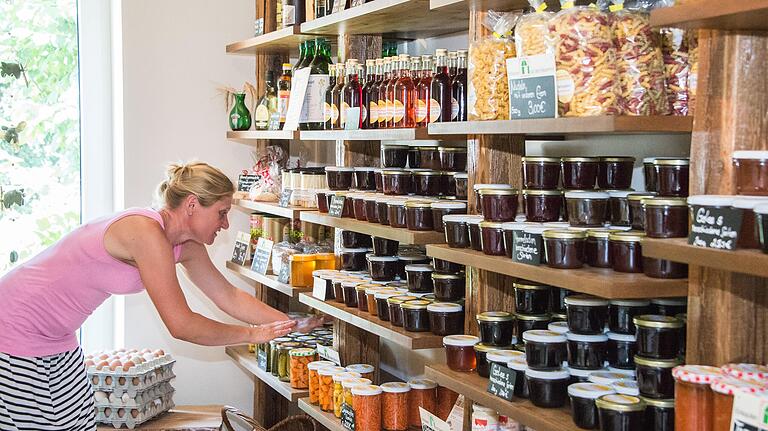 Alles selbst gemacht oder aus hofeigenenen Produkten hergestellt. Die auch aus der Landfrauenküche des BR bekannte Bäuerin Susanne Reck in ihrem Hofladen, der immer am Freitag von 16 bis 18 Uhr und am Samstag von 11 bis 12 Uhr geöffnet hat.