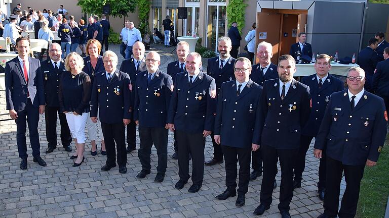 Zum Danke-Abend in lockerer Atmosphäre auf dem Euerbacher Schulhof gehörte auch die Ehrung langjähriger Feuerwehrmänner. Dabei waren (von links) Landrat Florian Töpper, Kreisbrandinspektor Reinhold Achatz, zweite Bürgermeisterin Gabi Jakob, Bürgermeisterin Simone Seufert, Egon Kaiser (40 Jahre), Kreisbrandmeister Rainer Wischer, Günter Hutter (40), Gerald Hess (40), Wolfgang Herrmann (25), Matthias Rückert (25), Thomas Saam (25), Manfred Peter (40), Thomas Winkler (25), Jörg Winter (25) und Kreisbrandrat Holger Strunk.