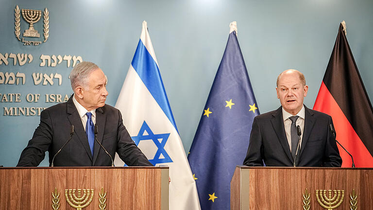 Bundeskanzler Scholz besucht Israel.jpeg       -  Bundeskanzler Olaf Scholz (SPD) und Benjamin Netanjahu (links) auf der gemeinsamen Pressekonferenz.