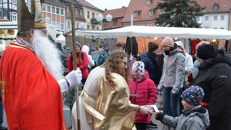 Beim Gang über den Thomasmarkt mussten Christkind, Nikolaus und Knecht Ruprecht immer wieder einen Halt einlegen, um Kindern eine Autogrammkarte des Christkinds zu geben oder für ein Foto zur Verfügung zu stehen. Beim Gang über den Thomasmarkt mussten Christkind, Nikolaus und Knecht Ruprecht immer wieder einen Halt einlegen, um Kindern eine Autogrammkarte des Christkinds zu geben oder für ein Foto zur Verfügung zu stehen.