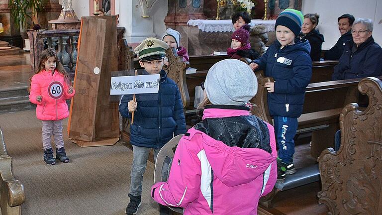 Erstmals fand in der Pfarrkirche St. Wendelin in Eyershausen ein Familiengottesdienst statt. Er wurde von Anne Bauer, Gottesdienstbeauftragte, geleitet. Kinder spielten das Evangelium in drei Szenen nach. Bei einer ging es um die Geschwindigkeitsüberschreitung. Hier kam die Polizei mit dem &bdquo;Folgen Sie bitte!' ins Spiel.