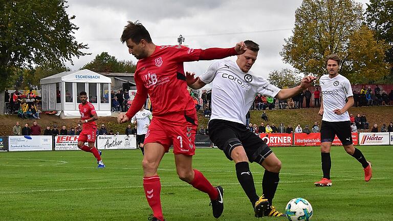 Aubstadts Daniel Leicht (links) agierte im Heimspiel gegen den TSV Rosenheim (rechts Matthias Heiß) als zweite Spitze und brachte sein Team mit dem 1:0 kurz vor der Pause auf die Siegerstraße.