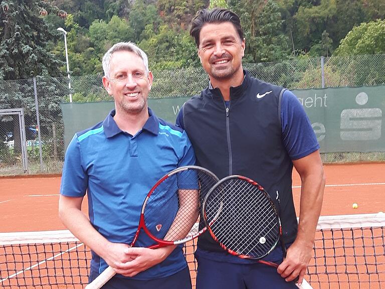 Die neue Leidenschaft: Tennis. Stefan Schmid vor einem Turnier-Endspiel zusammen mit Gegner Jochen Engert (links).