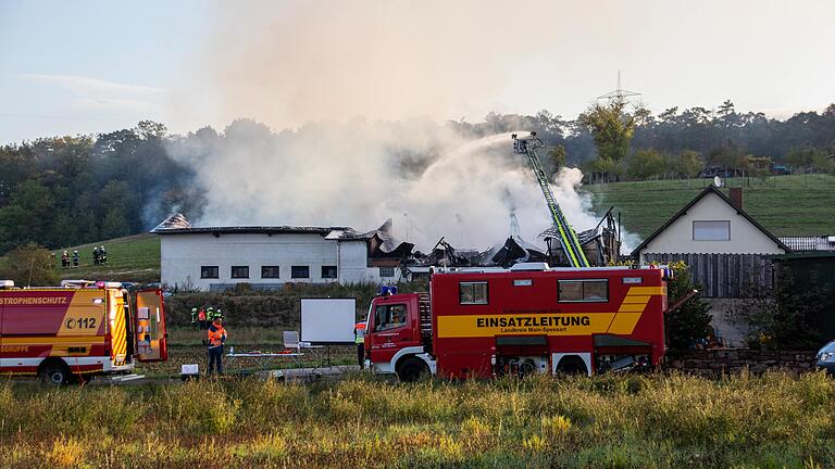 Schon am frühen Morgen hatten die Einsatzkräfte den Brand unter Kontrolle. Auf dem Foto sind die Nachlöscharbeiten zu sehen. Schon am frühen Morgen hatten die Einsatzkräfte den Brand unter Kontrolle. Auf dem Foto sind die Nachlöscharbeiten zu sehen.