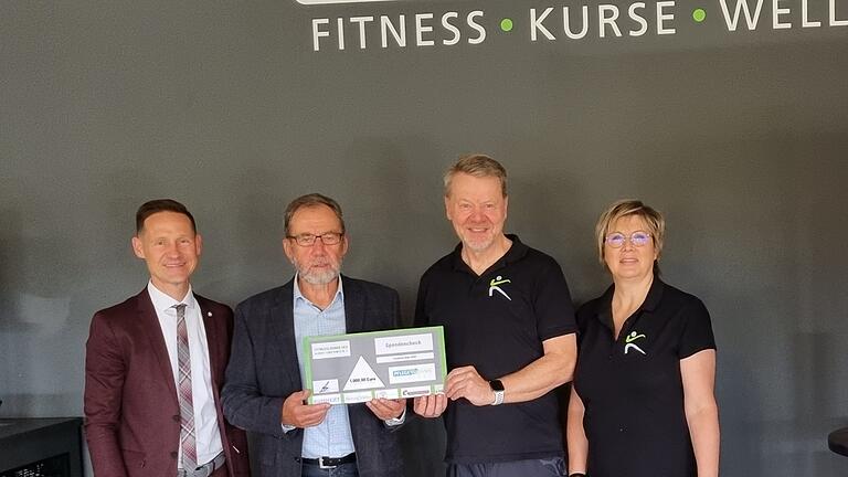 Bei der Spendenübergabe:&nbsp; (von links) Bürgermeister Thorsten Wozniak, Winfried Wiendl von der Pflegedank-Stiftung sowie die beiden Inhaber der&nbsp; Fitness Lounge, Klaus und Jutta Auer.