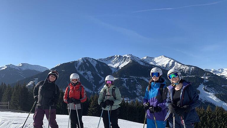 Jugendliche zusammen mit Skicampleiterin Anna Berenbold (links) beim Skifahren.       -  Jugendliche zusammen mit Skicampleiterin Anna Berenbold (links) beim Skifahren.