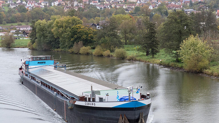 Mainaufwärts schiebt sich ein Frachtschiff durch die Mainschleife bei Wernfeld. Bei Niedrigwasser müssen die Schiffer mehr Zeit für ihre Transportwegen einplanen, weil das schleusen länger dauert. (Archivbild)