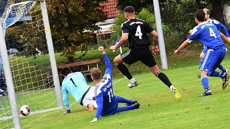 SV Aura       -  Enrico Ott vom SV Aura reißt die Arme schon in die Höhe, weil er gerade  zum 1:0, beim 2:1-Sieg gegen die SG Oerlenbach/Ebenhausen, trifft.