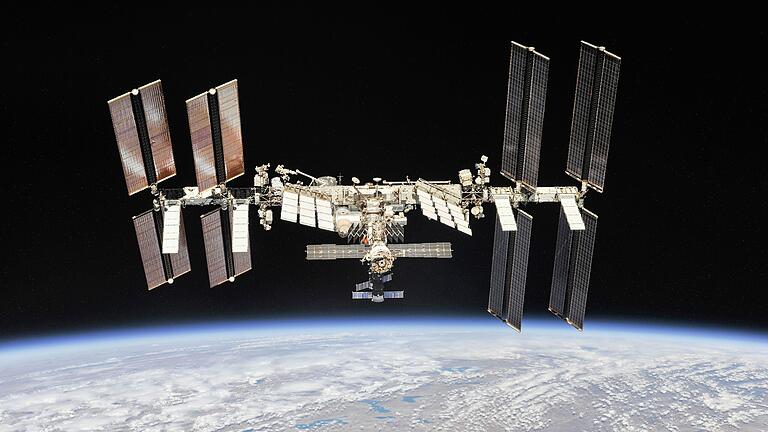 So sieht sie aus, die Internationale Raumstation ISS. Teile eines ausrangierten Batteriepakets treten am Freitagabend in die Erdatmosphäre ein.