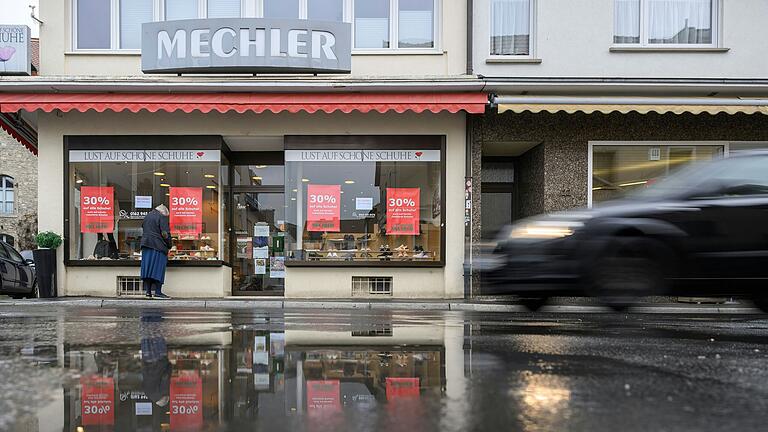 Muss nach 130 Jahren seine Türen schließen: das Traditionsschuhhaus Mechler im Zentrum von Heidingsfeld.