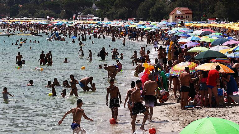 Strand in Italien       -  Ein Badeausflug endet für ein deutsches Mädchen in Italien tödlich. (Symbolbild)