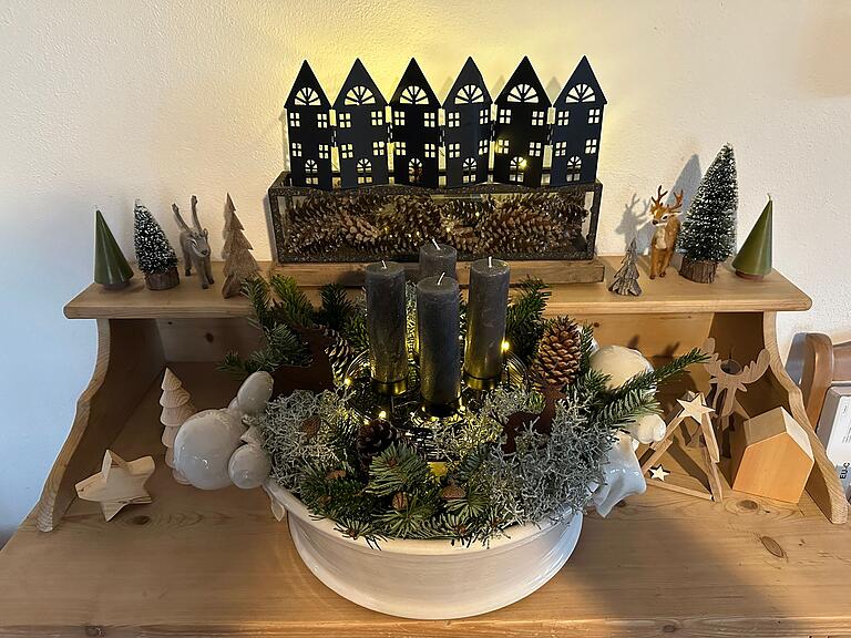 Nicht nur der Kranz, sondern die ganze dekorierte Anrichte dient bei Gabriele Förster als weihnachtlicher Blickfang.