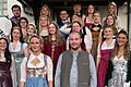 Umgeben von Weinhoheiten aus der Region freuen sich Weinprinzessin Anna I. und ihr Nachfolger Weinprinz Maxi I. über das neu geschaffene Amt.