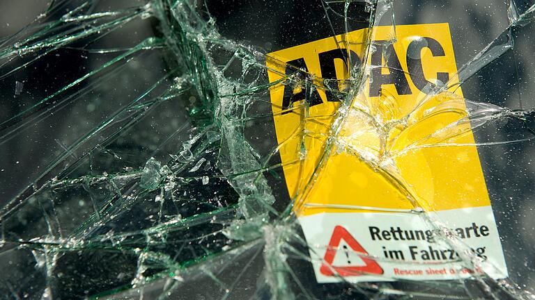 Die zunehmende Zahl von Elektroautos auf den Straßen stellt die Retter der Feuerwehren im Fall der Fälle vor neue Aufgaben. Die vom ADAC eingeführte Rettungskarte erleichtert Rettungskräften die Befreiung von Insassen aus Fahrzeugen. Die Karte soll möglichst hinter der Fahrersonnenblende aufbewahrt werden und informiert Retter, wo sie Rettungsscheren gefahrlos ansetzen können. Alle Hersteller von Elektro- und Hybrid-Fahrzeugen bieten mittlerweile die vom ADAC geforderten Rettungskarten zum Download an. Das Mitführen einer Karte ist allerdings nicht Pflicht. Die zunehmende Zahl von Elektroautos auf den Straßen stellt die Retter der Feuerwehren im Fall der Fälle vor neue Aufgaben. Die vom ADAC eingeführte Rettungskarte erleichtert Rettungskräften die Befreiung von Insassen aus Fahrzeugen. Die Karte soll möglichst hinter der Fahrersonnenblende aufbewahrt werden und informiert Retter, wo sie Rettungsscheren gefahrlos ansetzen können. Alle Hersteller von Elektro- und Hybrid-Fahrzeugen bieten mittlerweile die vom ADAC geforderten Rettungskarten zum Download an. Das Mitführen einer Karte ist allerdings nicht Pflicht. 