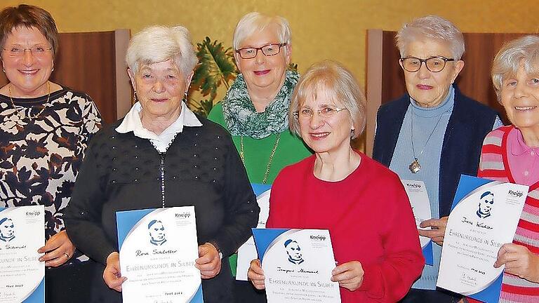 Für 25 Jahre Treue zeichnet der Kneipp-Verein Bad Kissingen Mitglieder aus (von links) : Roswitha Schmidt, Rosa Schlotter, Barbara Drosd-Tessari, Irmgard Memmel, Gertrud Farrenkopf und Irene Wahler.       -  Für 25 Jahre Treue zeichnet der Kneipp-Verein Bad Kissingen Mitglieder aus (von links) : Roswitha Schmidt, Rosa Schlotter, Barbara Drosd-Tessari, Irmgard Memmel, Gertrud Farrenkopf und Irene Wahler.